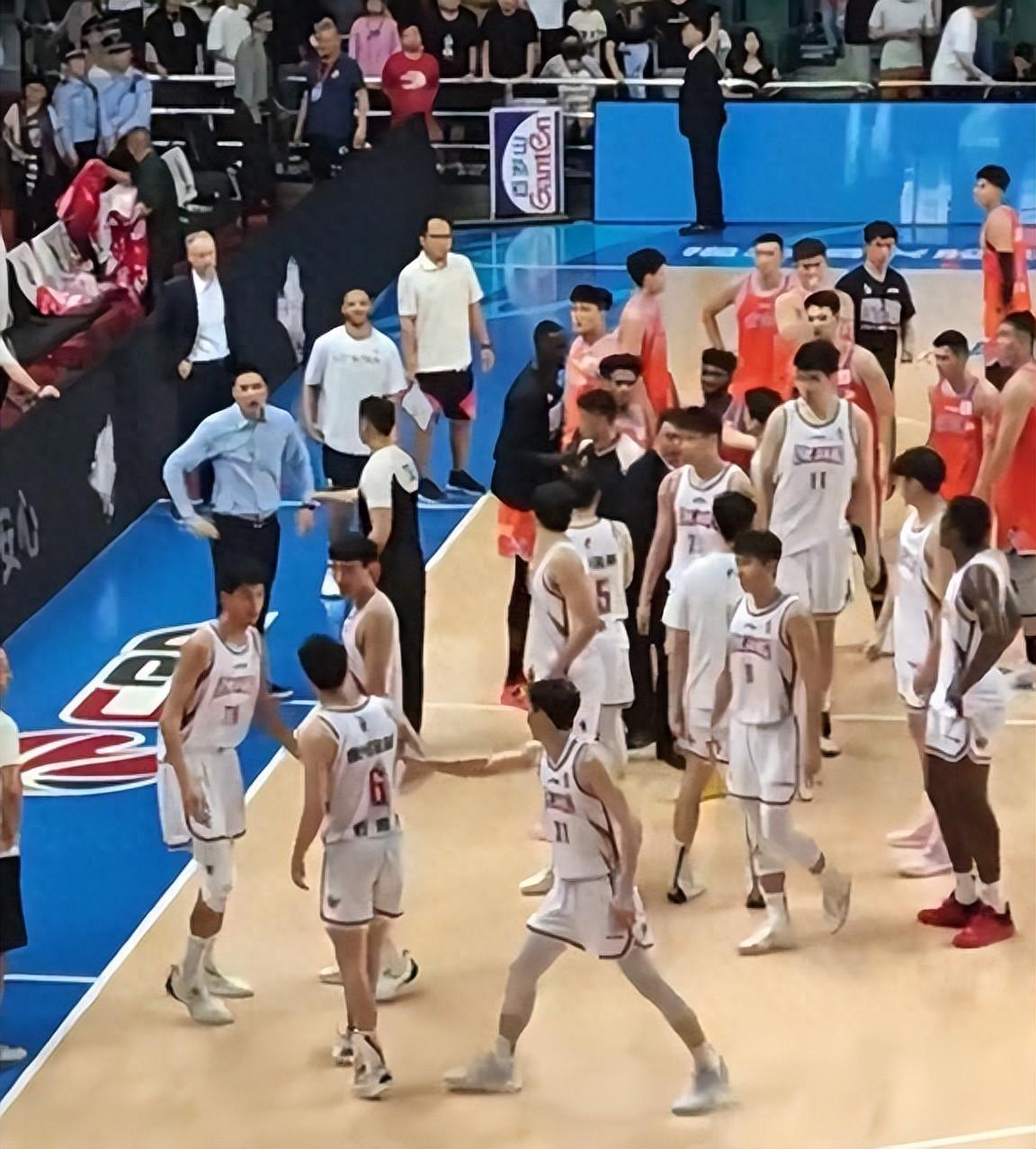 球场上的激烈竞争和球员之间的纷争不断的简单介绍 球场上的激烈竞争和球员之间的纷争不断的简单介绍