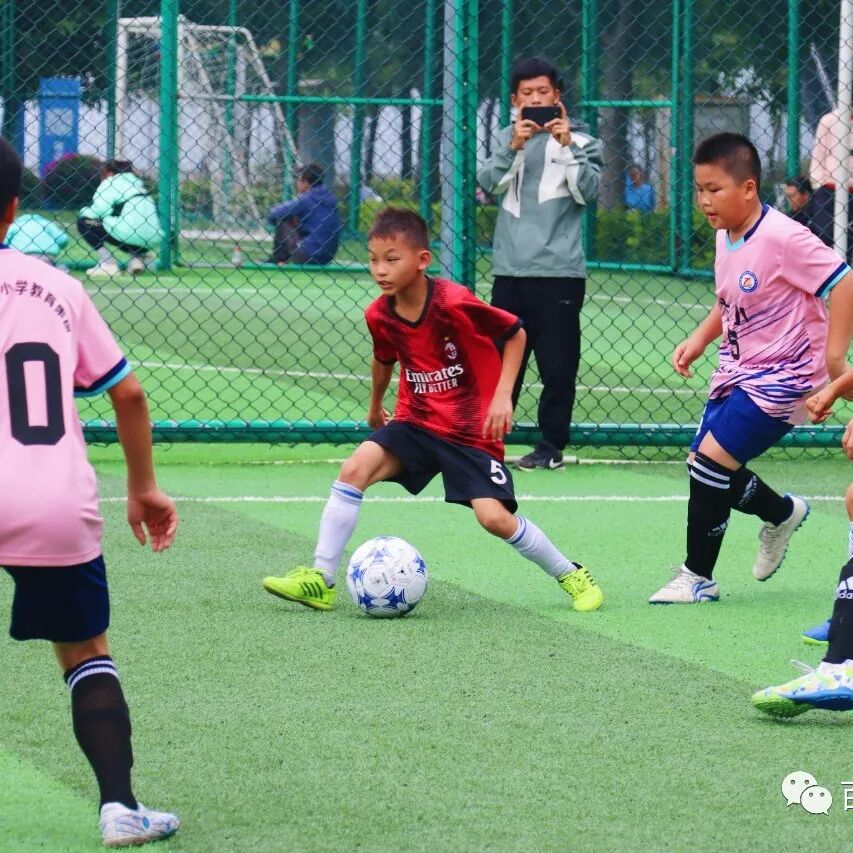 球队团结一致，助力赛场上的胜利