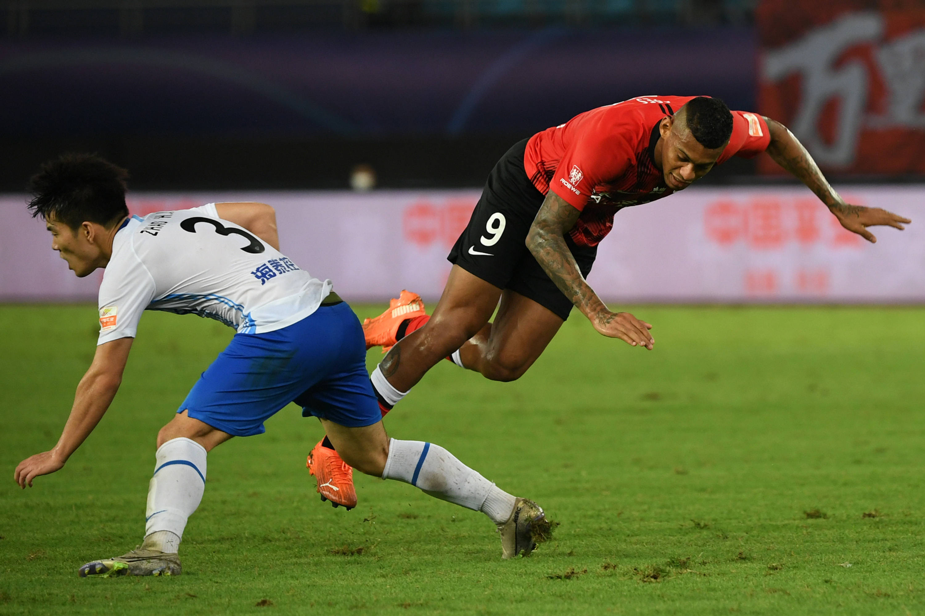 上港客场对阵天津泰达,争取客场获得三分 上港客场对阵天津泰达,争取客场获得三分