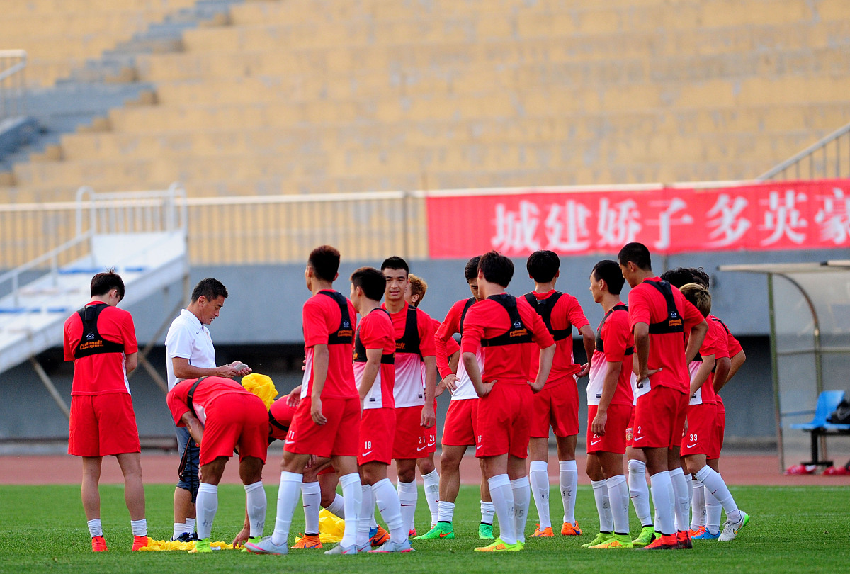 国内足球赛事中一场备受关注的对决令人期待 国内足球赛事中一场备受关注的对决令人期待