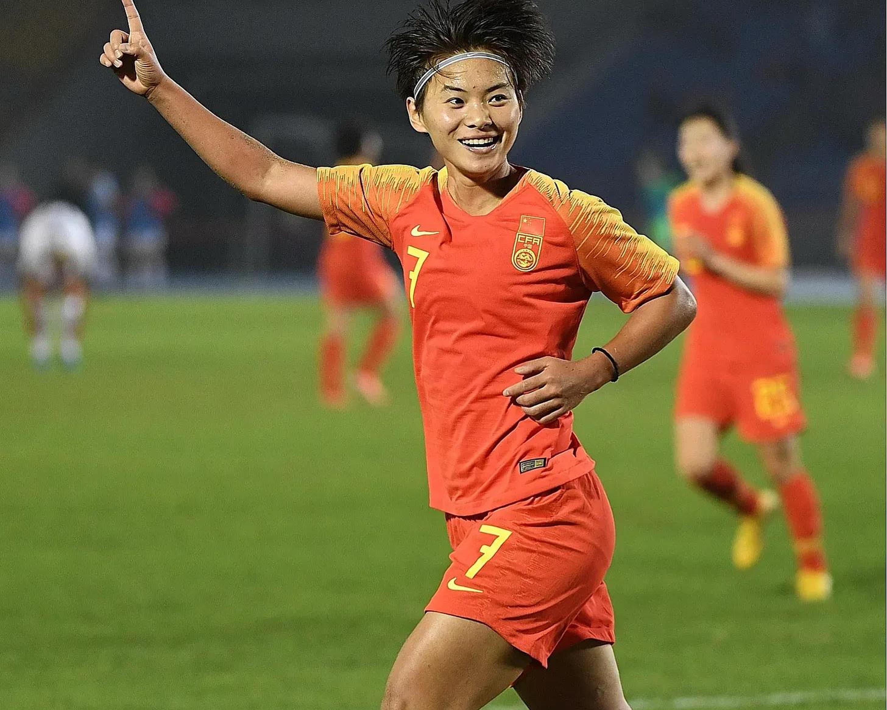 国际女足比赛中，运动员战斗精神彰显无疑