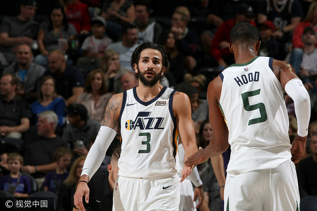 爵士大胜太阳,戈贝尔防守端发挥优异 爵士大胜太阳,戈贝尔防守端发挥优异