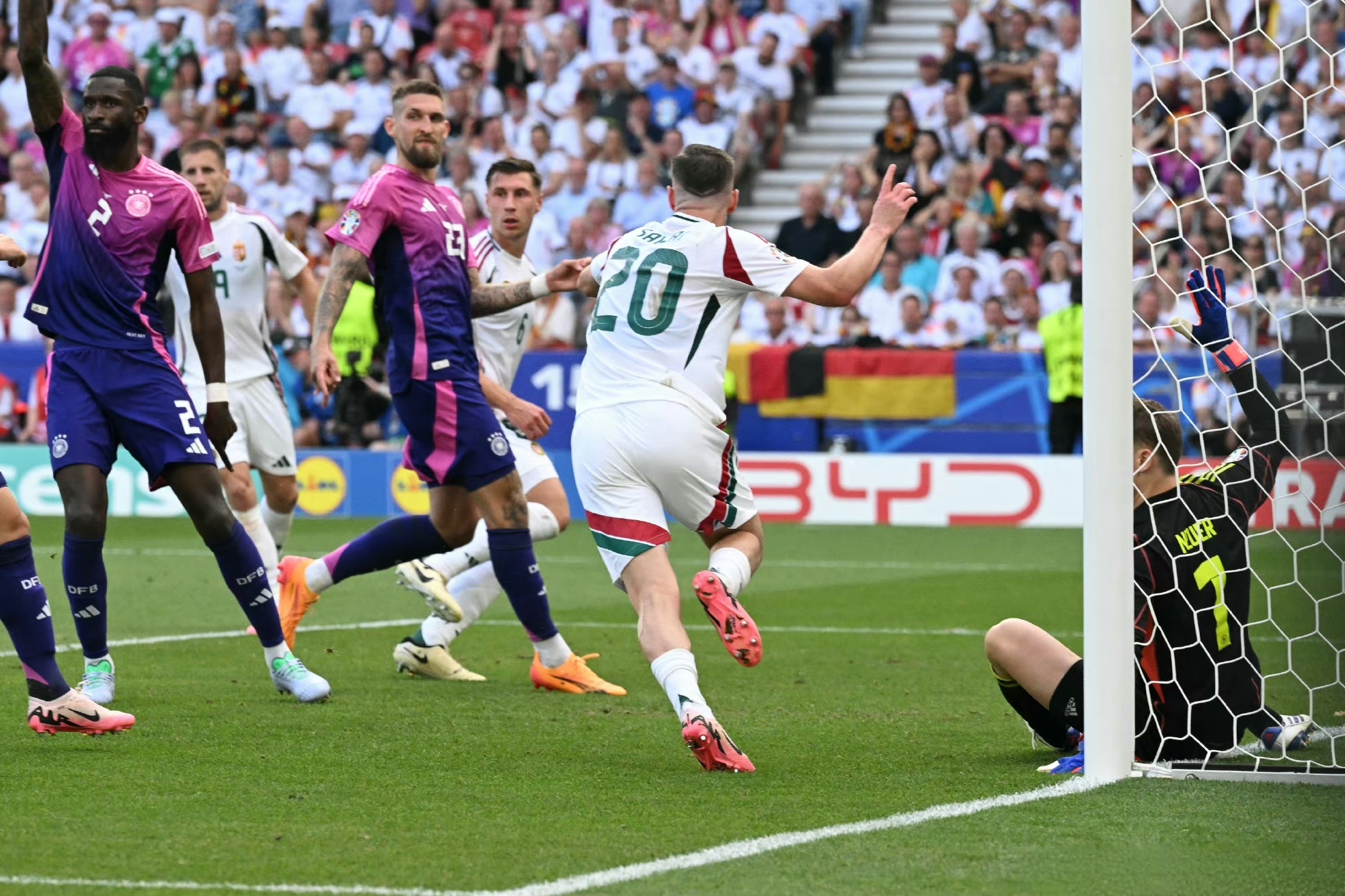 德国翻盘希腊，穆勒带队取胜